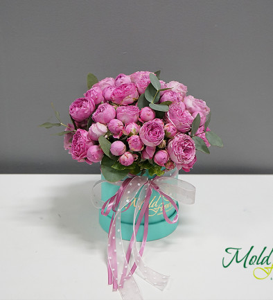 Box with pink peony-style roses photo 394x433